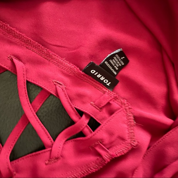 Torrid Cris Cross Berry V Neck Top Size 2 - Picture 6 of 8